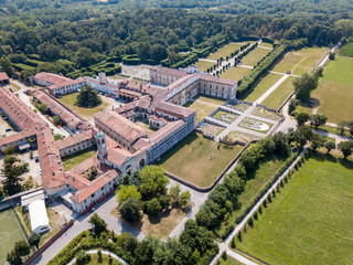 Villa Arconati, Castellazzo, Bollate, Milano, Italia. Vista aerea. Giardini e parco, Parco delle Groane. Reggia, palazzo in stile barocchetto lombardo, strade e alberi visti dall’alto