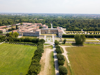Villa Arconati, Castellazzo, Bollate, Milano, Italia. Vista aerea. Giardini e parco, Parco delle Groane. Reggia, palazzo in stile barocchetto lombardo, strade e alberi visti dall’alto