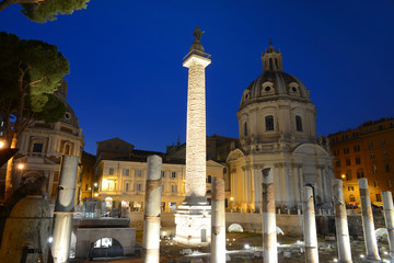 Fototapeta na wymiar Forum de Trajan de nuit
