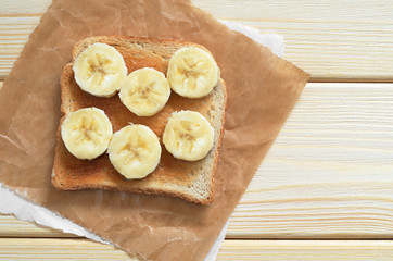 Toasted bread with bananas