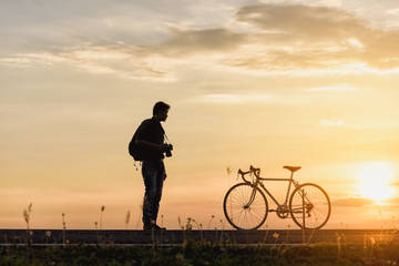 Obraz premium Silhouette of Photographer with Bicycles outdoors