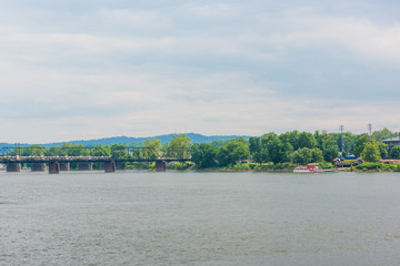 Naklejka premium Harrisburg, Pennsylvania skyline from riverfront park with residential houses and city island