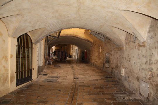 Hy&egrave;res, all&eacute;e couverte dans la vieille ville