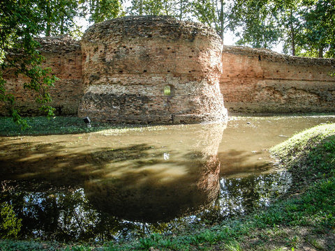 mura di ferra dopo pioggia