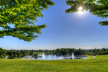 The view of the Grand Basin from Art Hill in Forest Park, St. Louis, Missouri. - obrazy, fototapety, plakaty