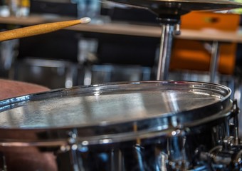 Obraz premium Close up of snare drum and a drum stick