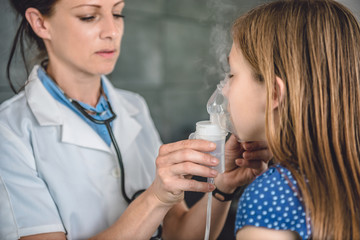 Obraz na płótnie Canvas Little girl having nebulizer treatments