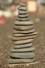 Fototapeta na wymiar башня из камней на пляже