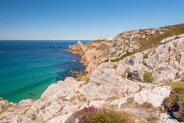 La pointe du Toulinguet et le Phare du Toulinguet à Camaret-Sur-Mer (GR34) - Presqu'Île de Crozon en Bretagne