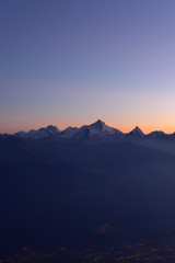 Il sole che tramonta sulle montagne