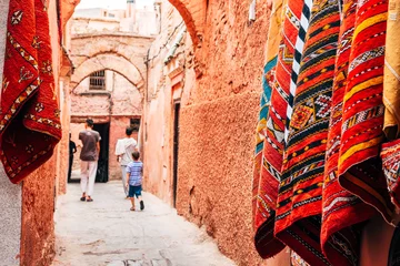 Papier Peint photo autocollant Maroc rue colorée de la médina de marrakech, maroc