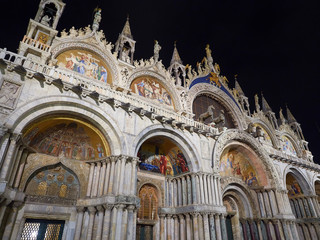 Obraz premium Vista Nocturna de la Fachada de la Basílica Catedral de San Marcos en Venecia, Italia