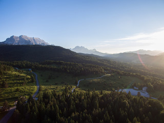 Luftbildaufnahme Alpenvorland im Sonnenuntergang