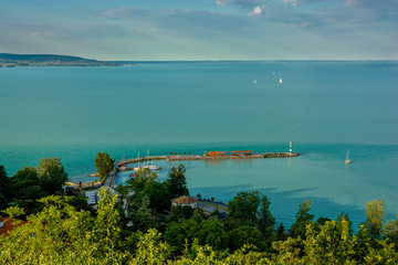 Hafen mit Segelbooten am Plattensee in Ungarn