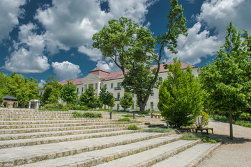 Stiegen vor historischem Gebäude in Balatonfüred in Ungarn