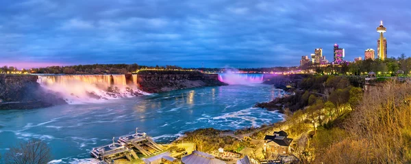 Poster Panoramisch uitzicht op Niagara Falls in de avond vanuit Canada © Leonid Andronov