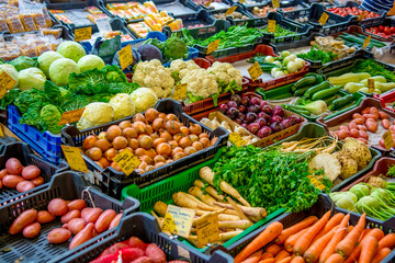 Farbenfrohes Gemüse auf Marktstand