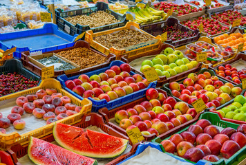 Farbenfrohes Obst auf Marktstand