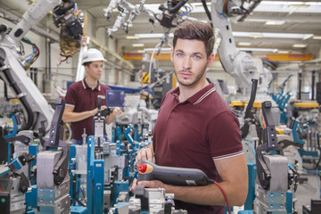 Techniker Team bei der Wartung von Schweissrobotern