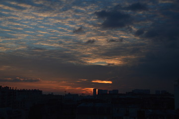 Pôr-do-sol com nuvens