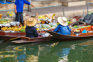 Obraz premium Damnoen Saduak floating market in Ratchaburi near Bangkok, Thailand