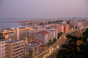 Panoramablick über die Dächer von Nizza am Abend