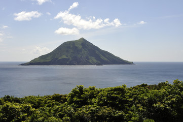 八丈小島と海原