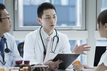 Discussion between doctors and nurses