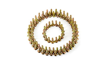Obraz premium The circle is lined with yellow avarage galvanized screws isolated on white background