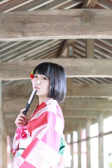 Obraz premium 木の回廊と浴衣の女性
