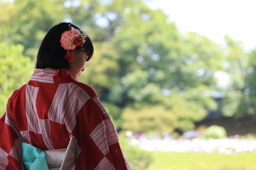 日本庭園と浴衣の女性の後ろ姿
