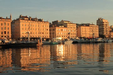 Fototapeta premium Zauberhaftes Marseille: Vieux-Port und Quai de Rive Neuve im Abendlicht