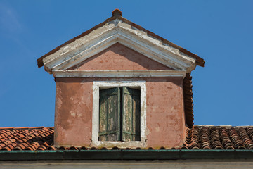 Finestra di legno in un'abitazione Veneta