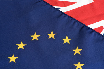 Flaggen der EU und Großbrittanien