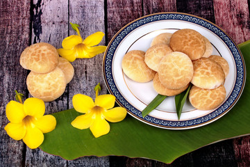 Thai sweetmeat made of roasted flour, egg and sugar.