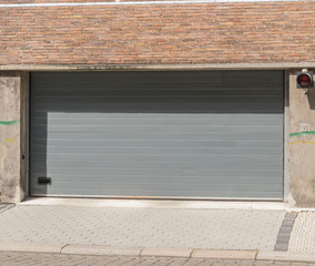 Graues Tor einer Tiefgarage
