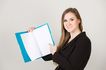 Naklejka premium Junge Business Frau / Mädchen / Jugendliche mit blauer Mappe Bewerbung vor weiß