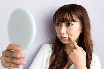 ほうれい線を気にする女性