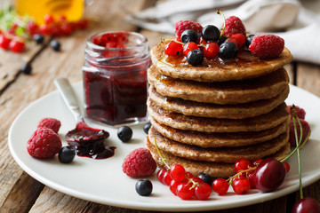 Healthy pancakes with fresh berries - obrazy, fototapety, plakaty