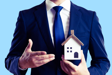 ビジネスマンと家イメージ