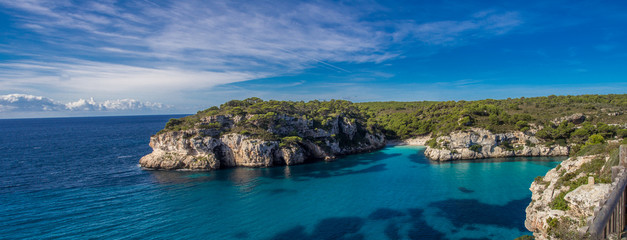 Fototapeta na wymiar Mittelmeer Bucht mit kristallklarem Wasser 