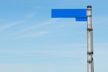 Obraz premium blanko Strassenschild vor blauem Himmel