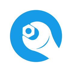 Icono plano circulo con llave con tuerca azul en fondo blanco