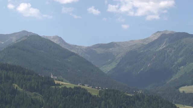 Osttirol, Pustertal, St. Oswald, Dorf, Bergdorf, Strassen, Kirche, Kartitsch, Knappenkirche, Wald, Berg, Dorfberg, Schusteregg, Gatterspitze, N&ouml;ckl