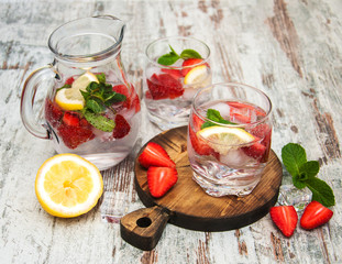 Lemonade with srtawberries