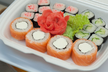 Суши и роллы с имбирем и васаби сет на подложке