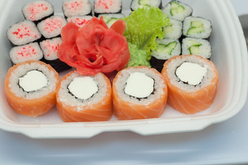 Суши и роллы с имбирем и васаби сет на подложке