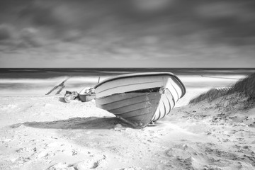 Langzeitbelichtung Schwarz weiss Fineart Ostsee mit Boot