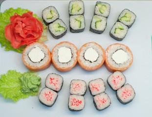 Суши и роллы с имбирем и васаби японская еда