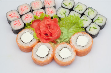 Суши и роллы с имбирем и васаби японская еда